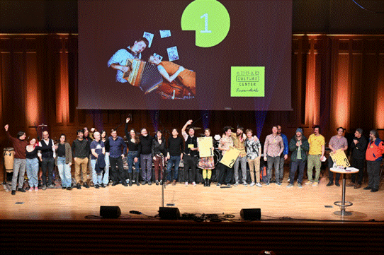 Ein Bild, das Kleidung, Person, Theater, B�hne enth�lt.

KI-generierte Inhalte k�nnen fehlerhaft sein.
