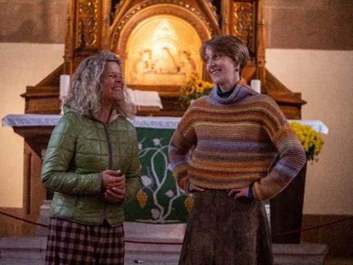 Ein Bild, das Person, drinnen, lter enthlt.

Automatisch generierte Beschreibung