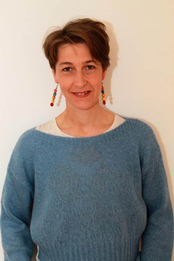 Ein Bild, das Person, Kleidung, Frau, stehend enth�lt.

Automatisch generierte Beschreibung