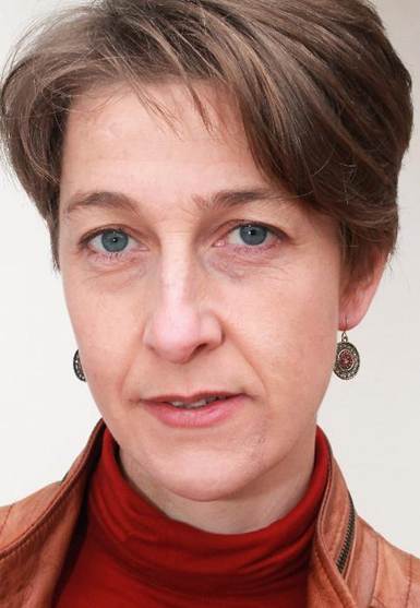Ein Bild, das Person, tragen, darstellend, l�chelnd enth�lt.

Automatisch generierte Beschreibung