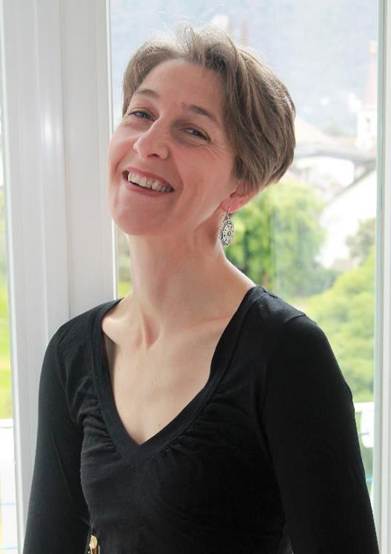 Ein Bild, das Person, Fenster, Frau, l�chelnd enth�lt.

Automatisch generierte Beschreibung