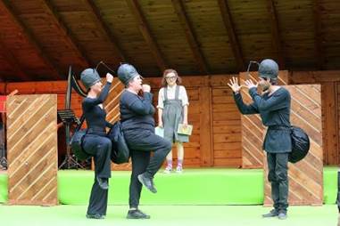 Ein Bild, das Person, Geb�ude, Platz, Spiel enth�lt.

Automatisch generierte Beschreibung